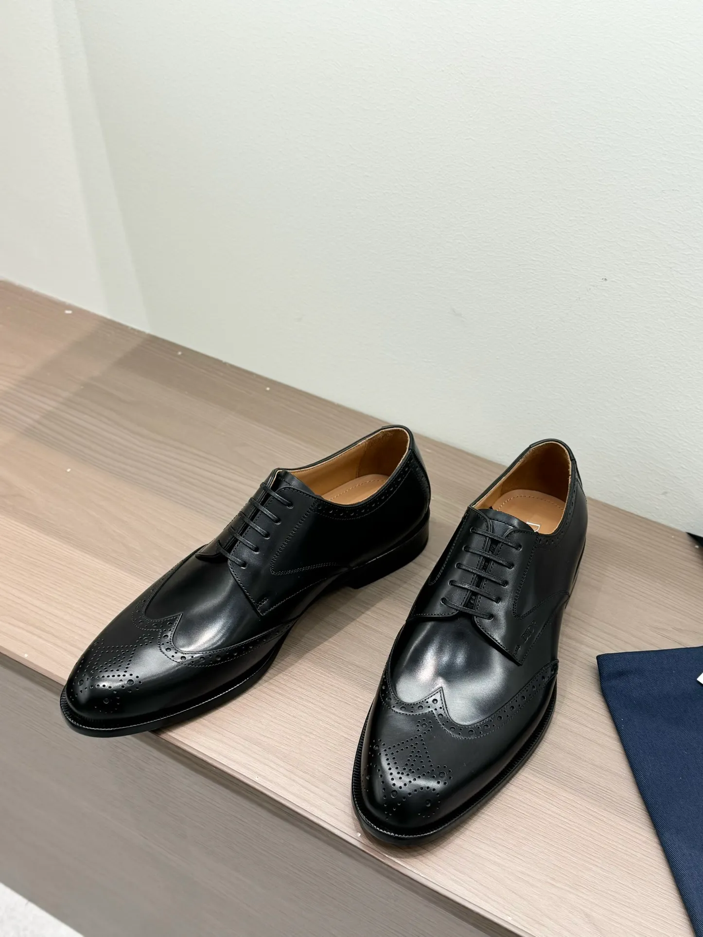 [Dior] Top P: 960💰 Standard code 39-44 (38.45.46 custom-made, non-returnable and non-exchangeable) Dior Dior's latest high-end men's boutique casual leather shoes, imported cowhide upper, water-dyed cowhide lining, imported leather outsole, perfect details are impeccable.